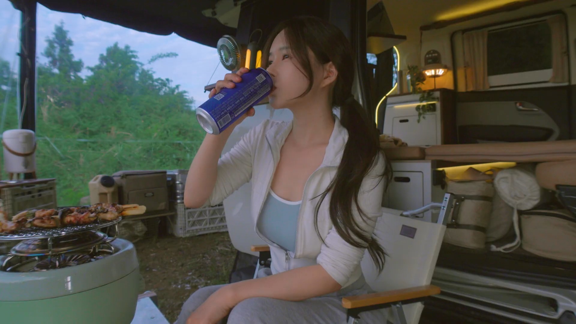 做团扇学“点蓝” 台湾大学生沉浸式体验传统非遗技艺